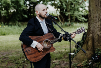 Solo Entertainer Alex Walker